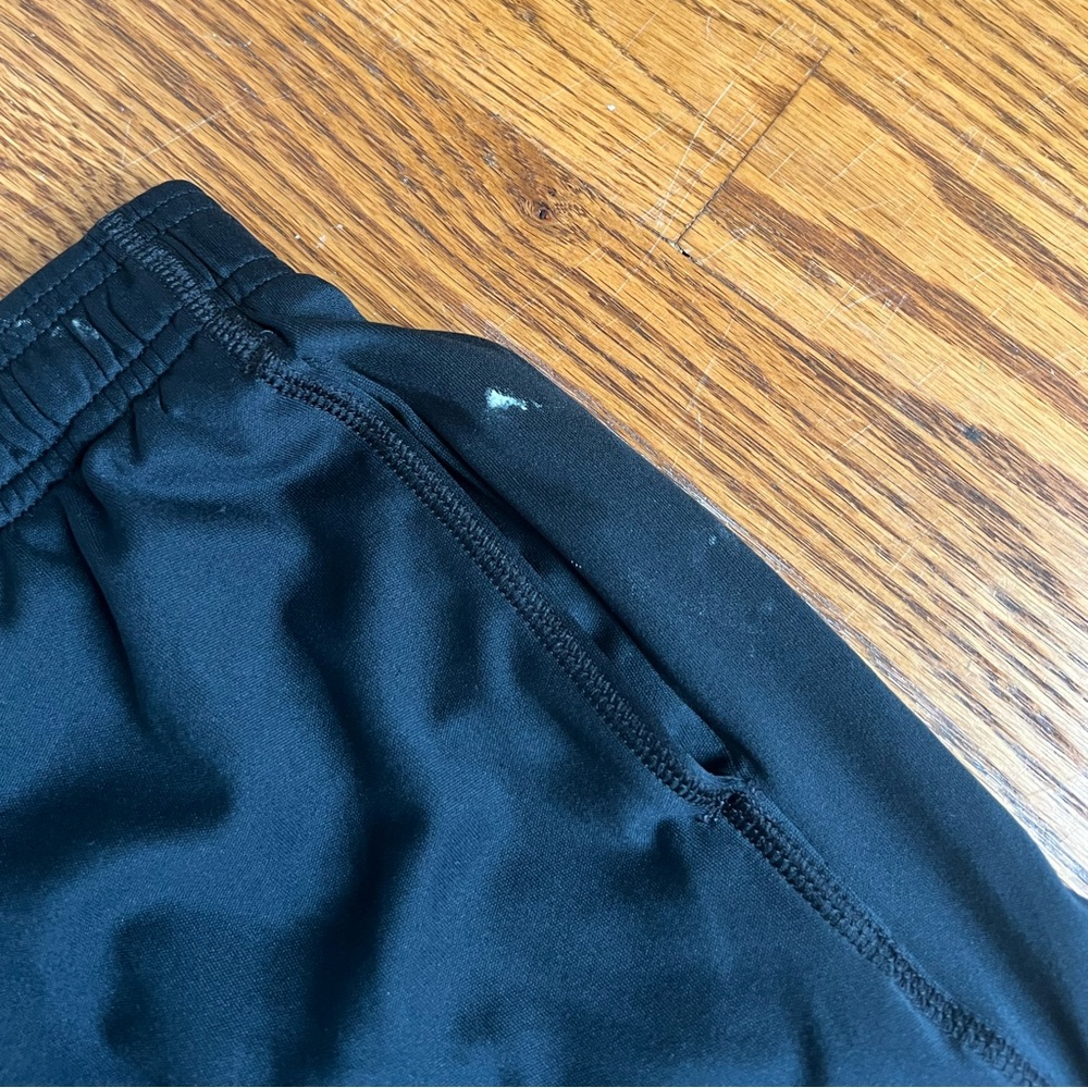 ◾️UNDER ARMOUR: Boy’s S, loose black athletic shorts preowned w/pockets◾️ - Picture 5 of 11